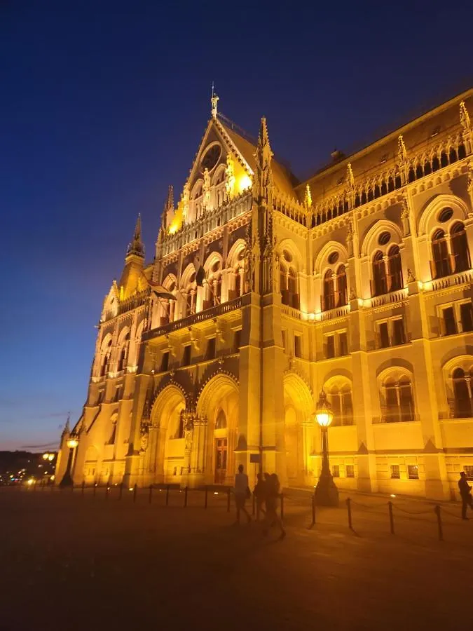 Budapest Bliss 0*,
